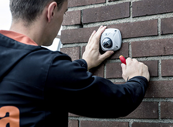 installation caméra vidéosurveillance mur