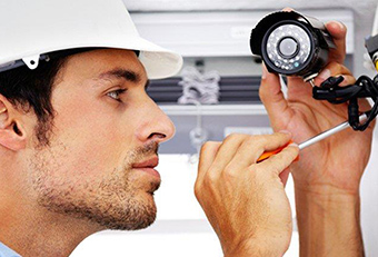 technicien installation vidéosurveillance